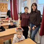 2. Vastagné Szűcs Gabriella néni és Földiné Jakab Edit néni az osztállyal